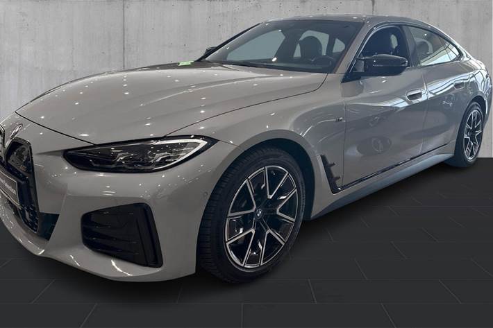 Grå BMW i4 fra 2024
