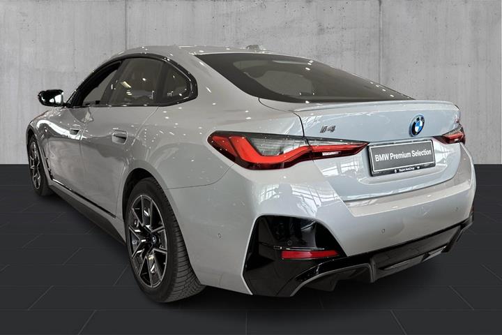 Grå BMW i4 fra 2024