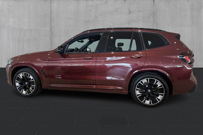 Grå BMW iX3 fra 2024