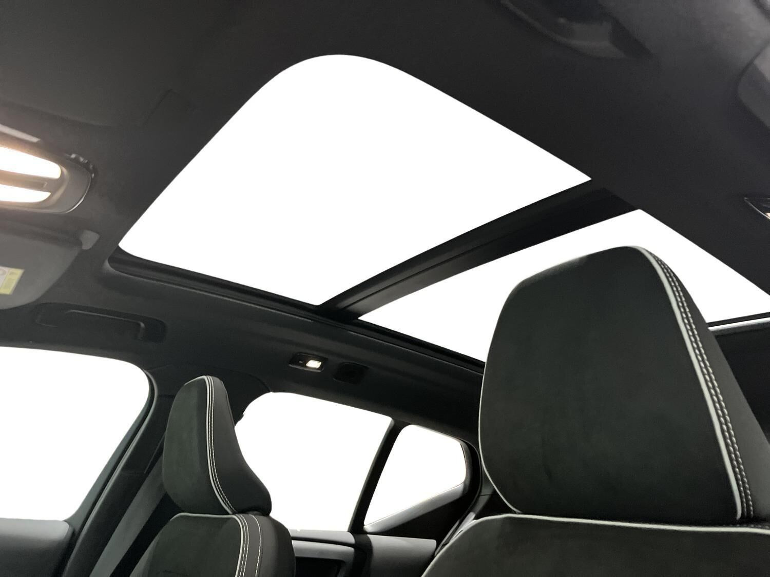 Sort Volvo EX40 fra 2026