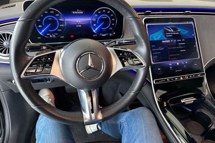 Sort Mercedes EQE350+ fra 2023
