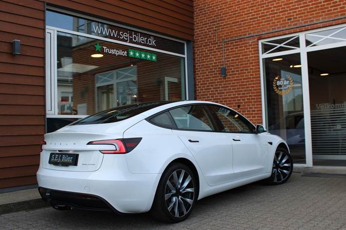 Hvid Tesla Model 3 fra 2024