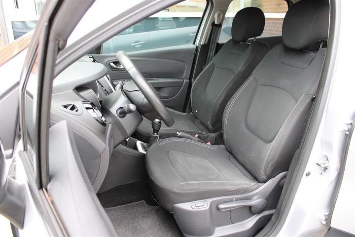 Sølv Renault Captur fra 2018