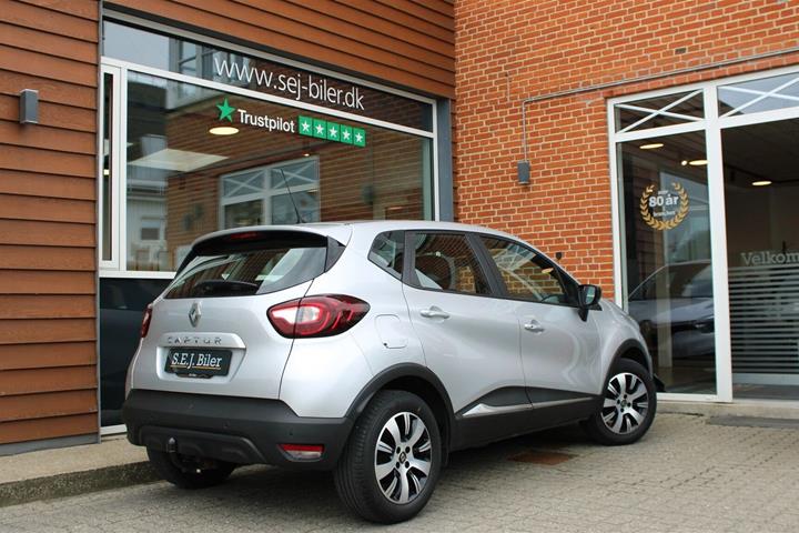 Sølv Renault Captur fra 2018