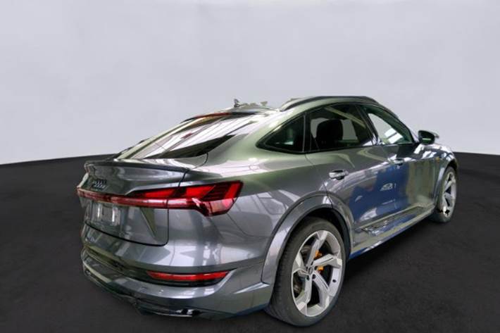 Grå Audi e-tron S fra 2023