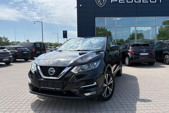 Sort Nissan Qashqai fra 2020 set udefra