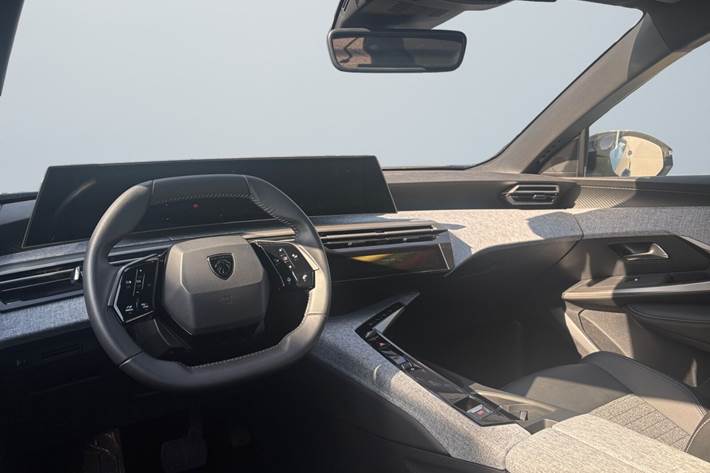 Blå Peugeot e-3008 fra 2025