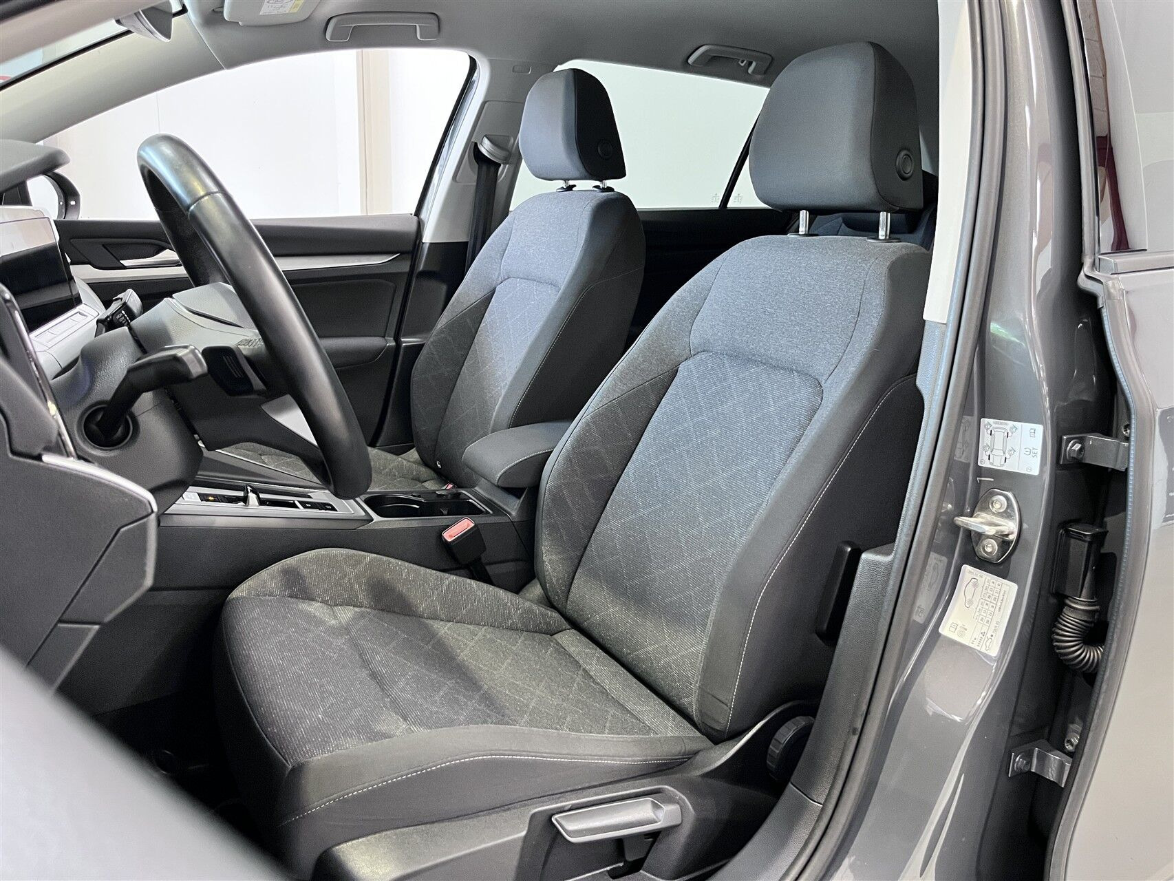 Grå VW Golf fra 2021 set indefra