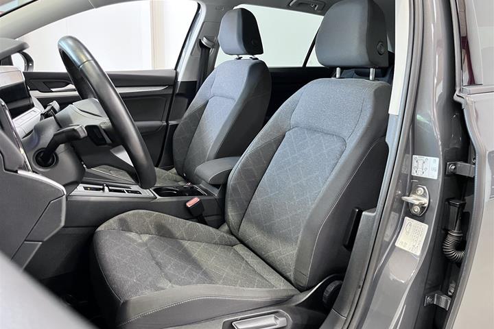 Grå VW Golf fra 2021 set indefra