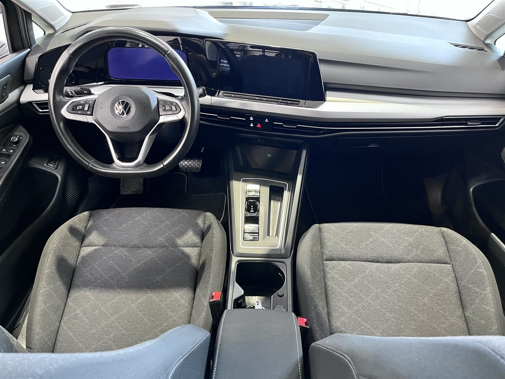 Grå VW Golf fra 2021 set indefra