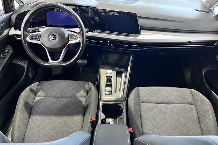 Grå VW Golf fra 2021 set indefra
