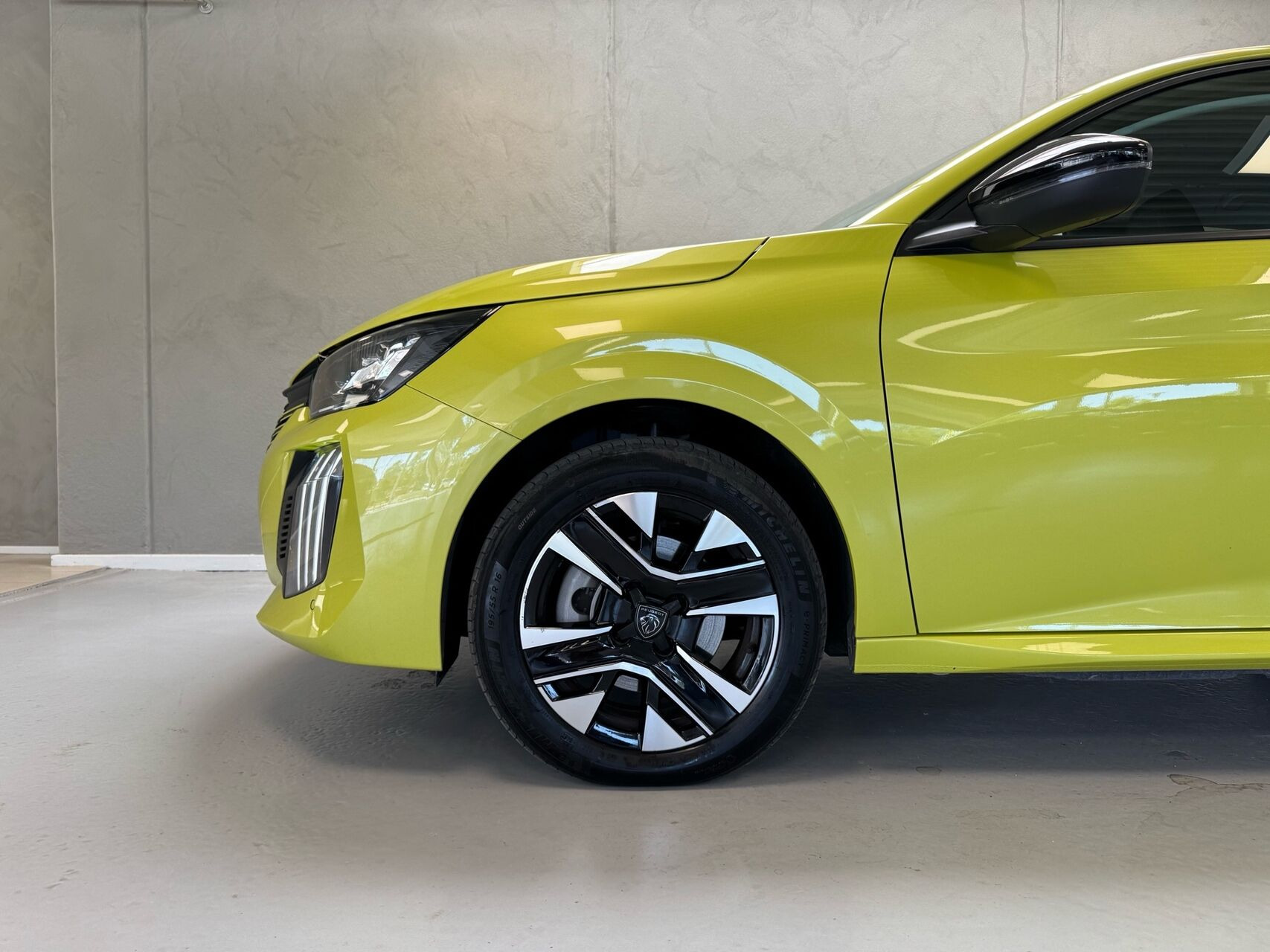 Gul Peugeot e-208 fra 2025