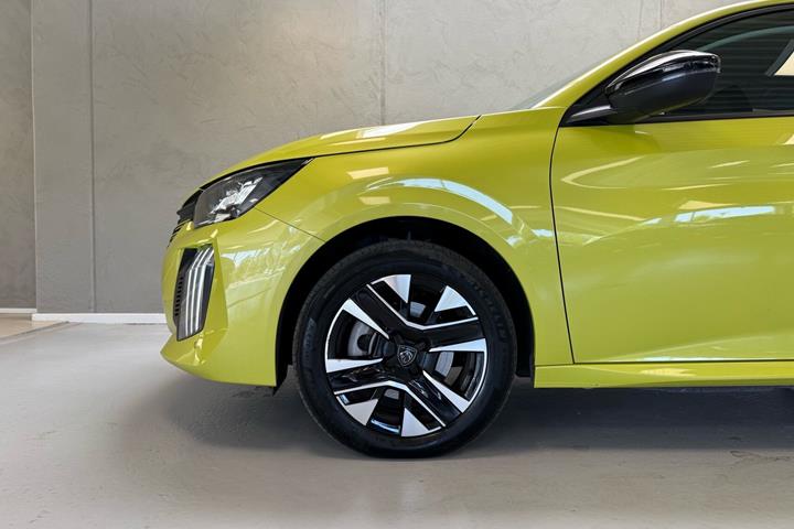 Gul Peugeot e-208 fra 2025