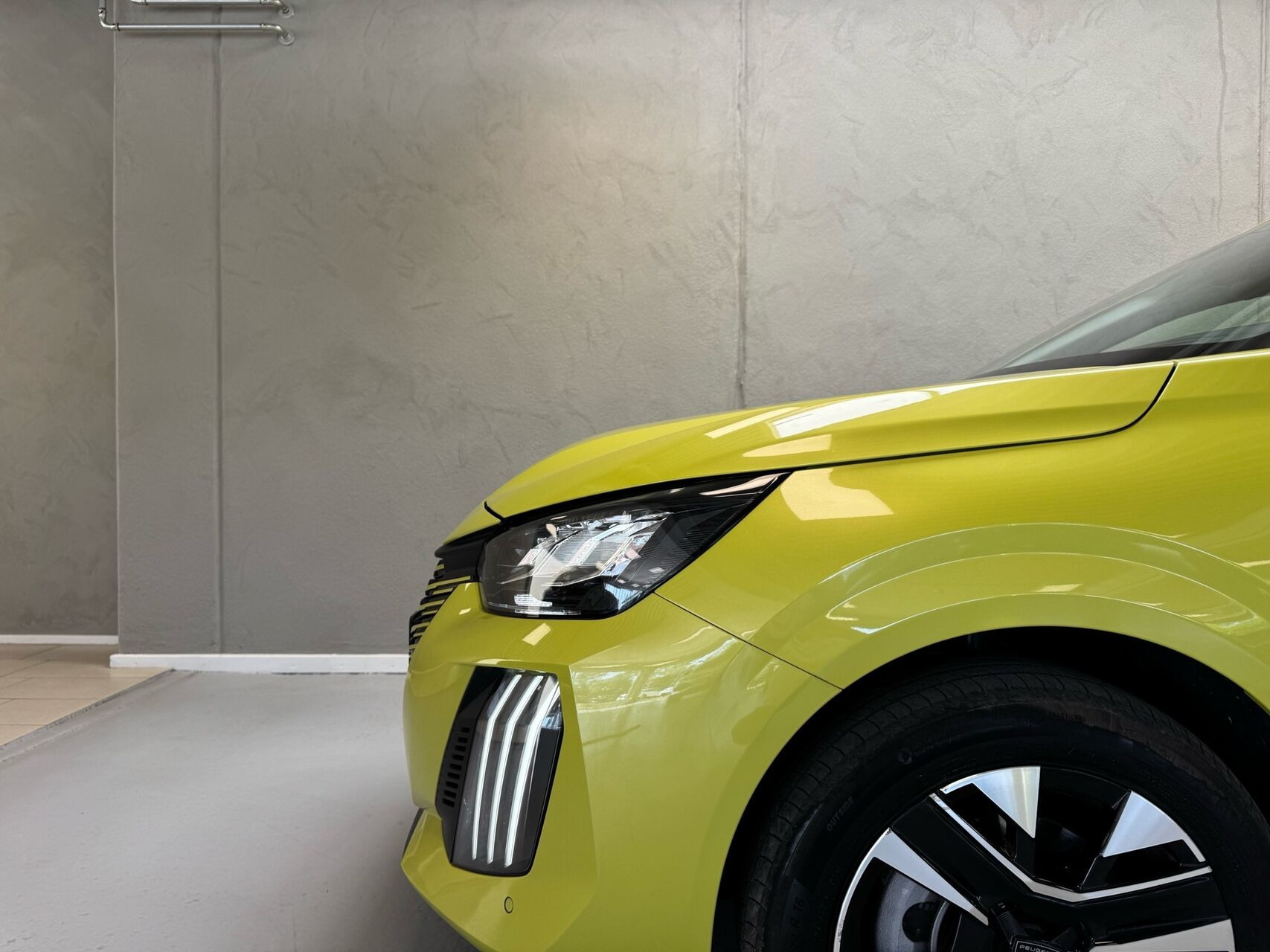 Gul Peugeot e-208 fra 2025