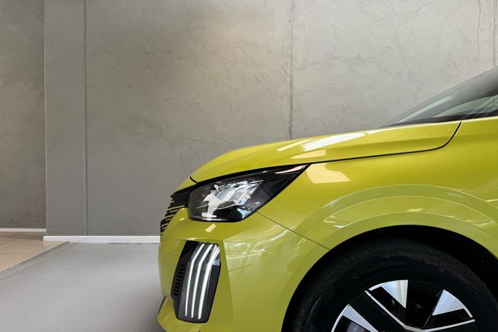 Gul Peugeot e-208 fra 2025