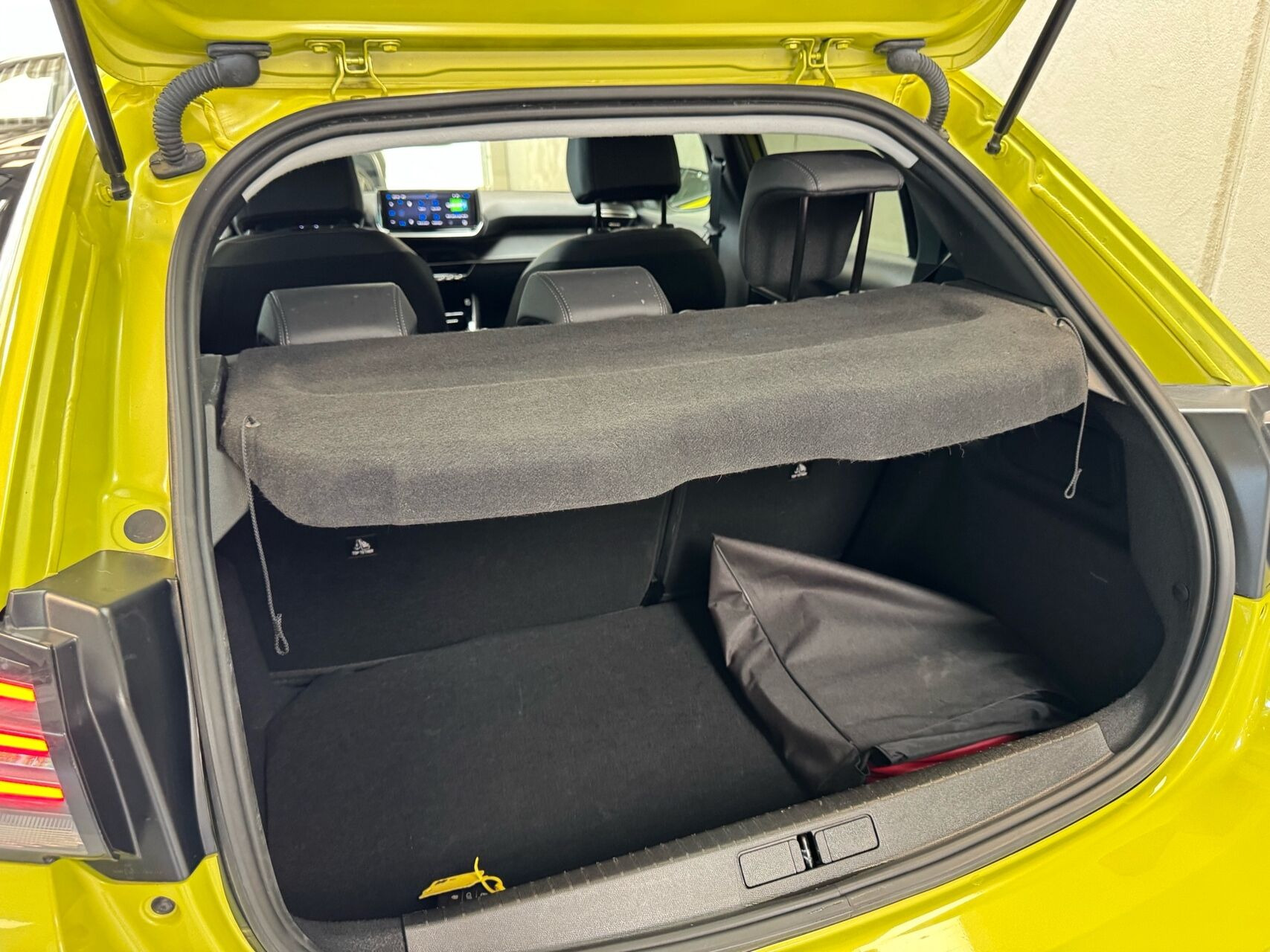 Gul Peugeot e-208 fra 2025