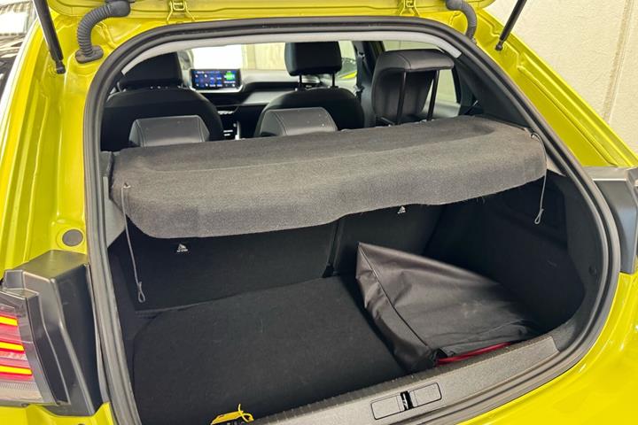 Gul Peugeot e-208 fra 2025