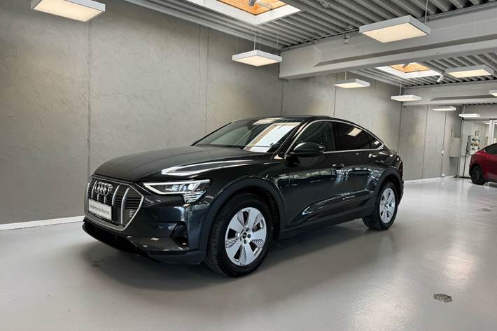 Grå Audi e-tron fra 2022