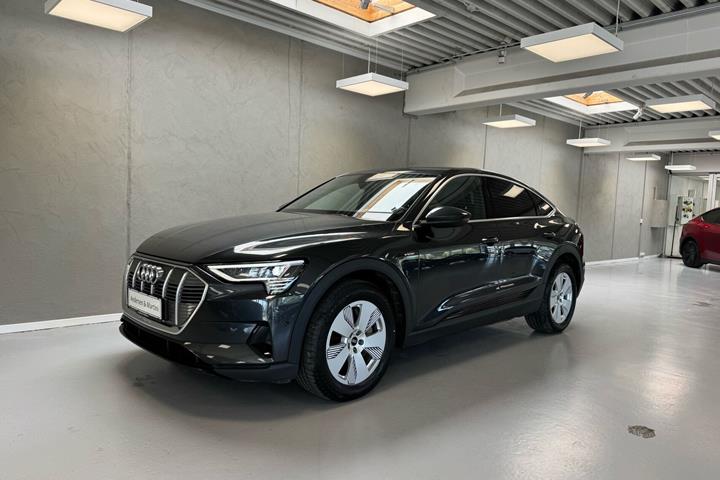 Grå Audi e-tron fra 2022 set udefra