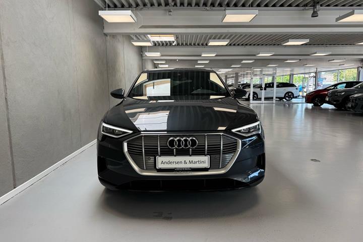 Grå Audi e-tron fra 2022