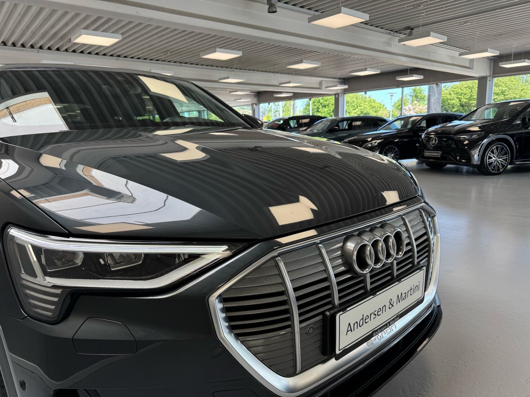 Grå Audi e-tron fra 2022