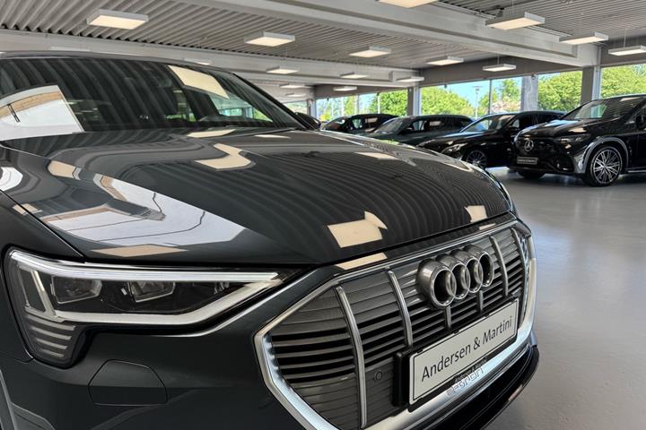 Grå Audi e-tron fra 2022