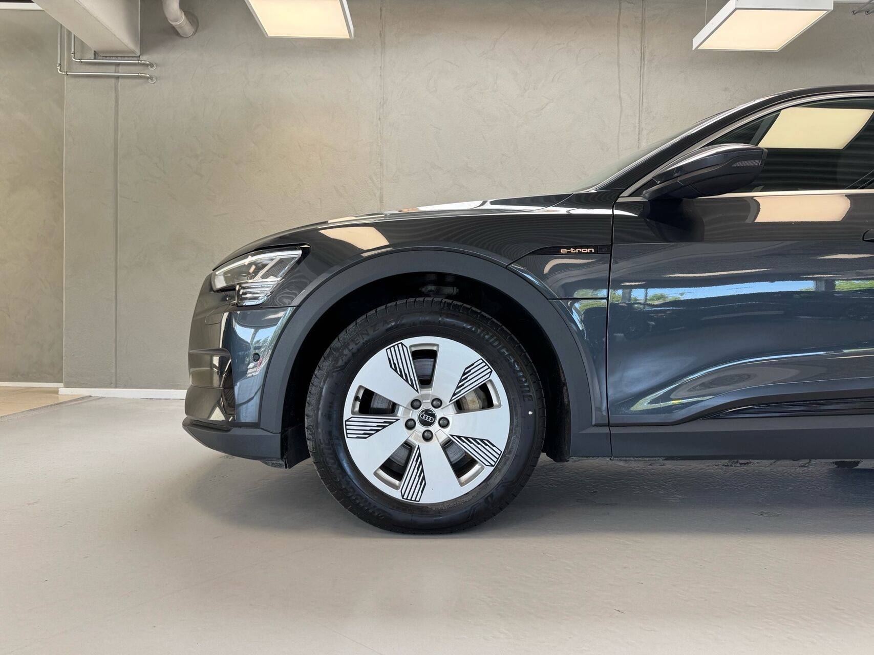 Grå Audi e-tron fra 2022