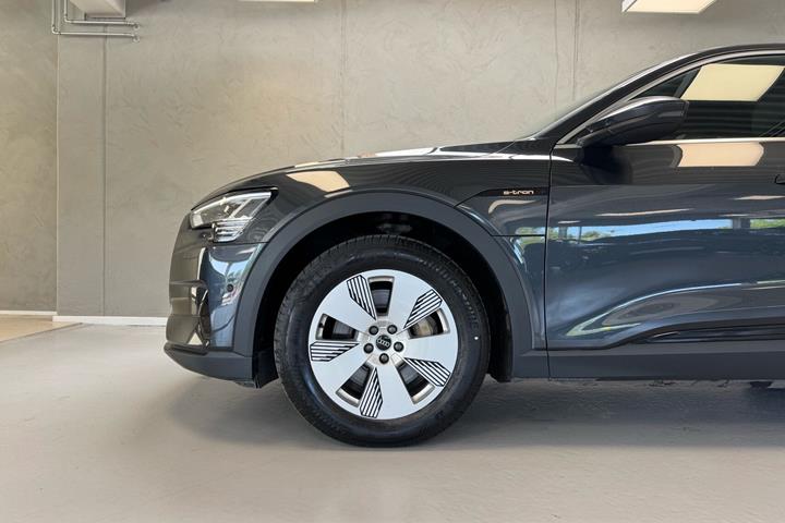 Grå Audi e-tron fra 2022