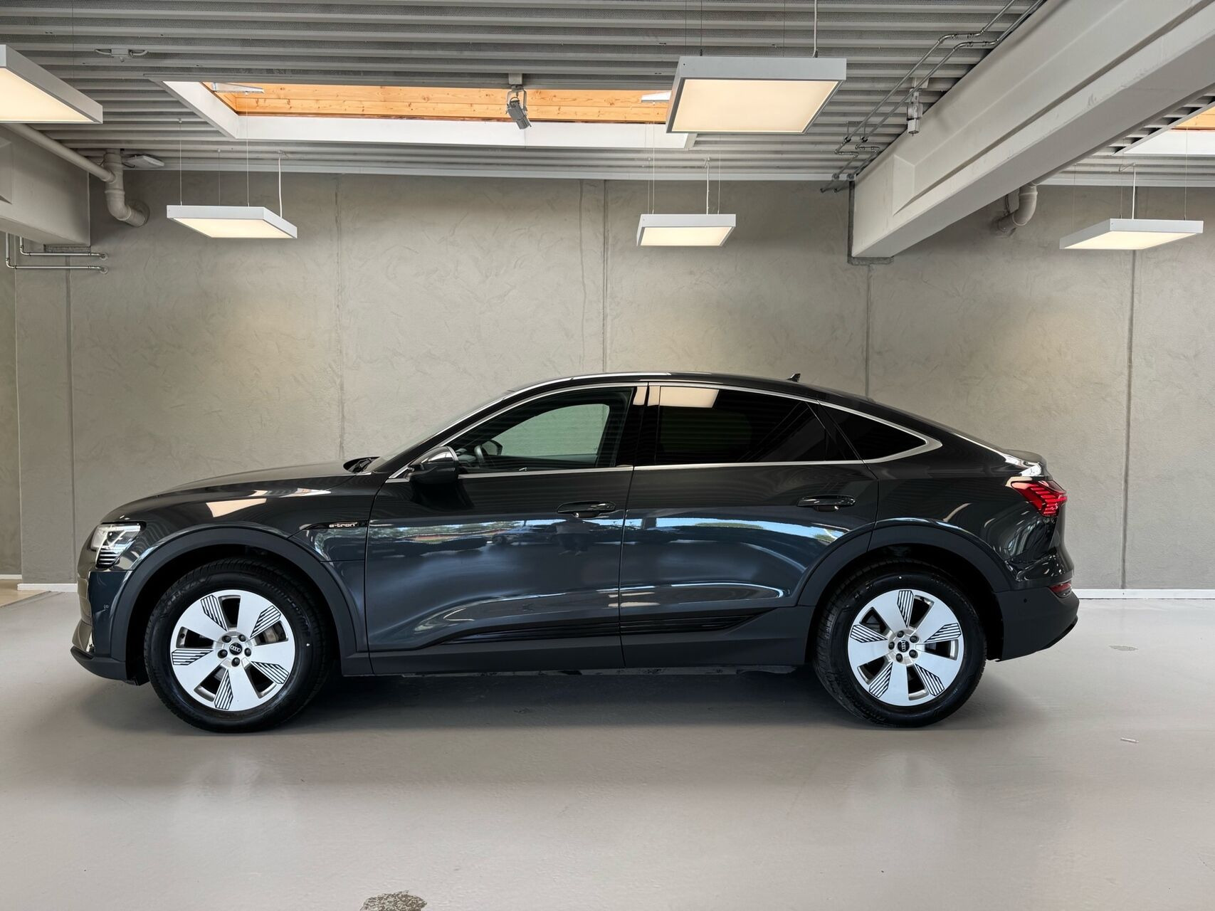 Grå Audi e-tron fra 2022