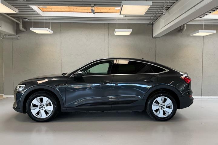Grå Audi e-tron fra 2022