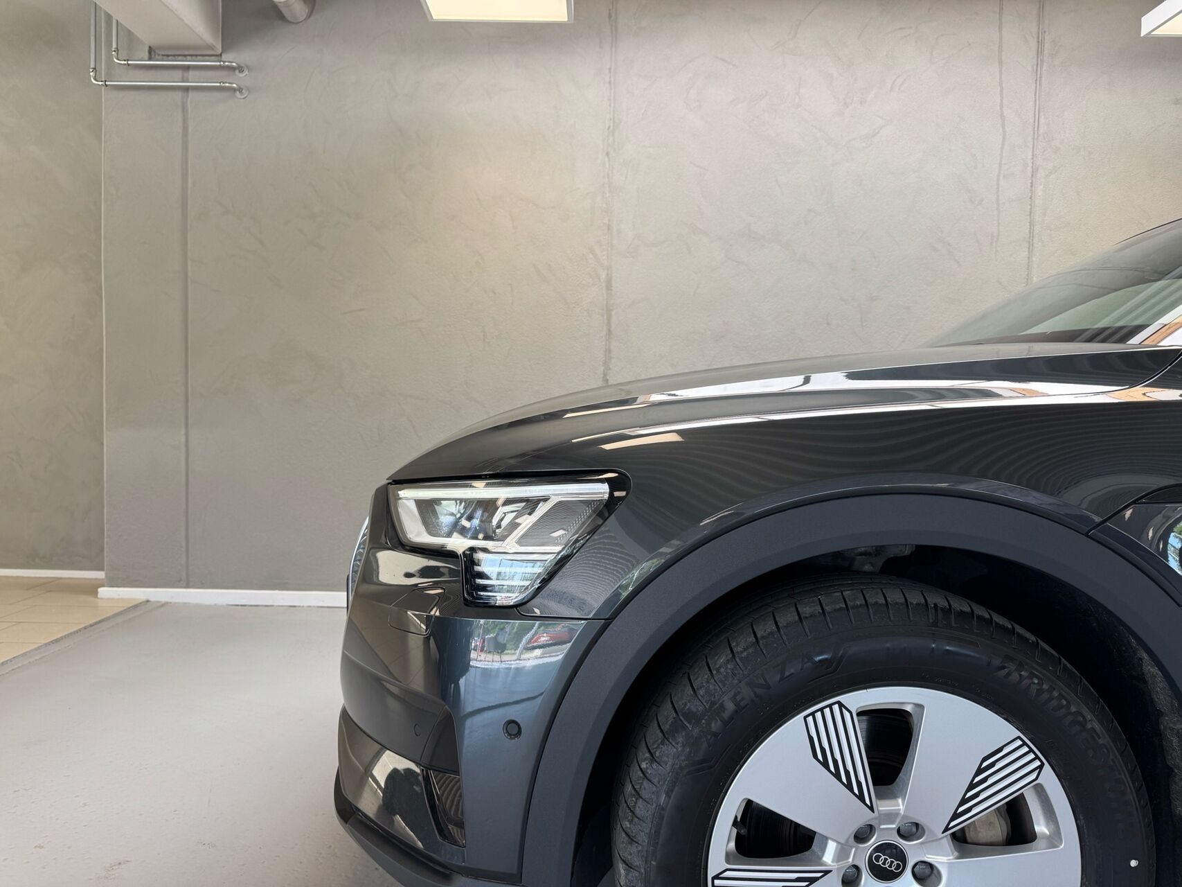 Grå Audi e-tron fra 2022