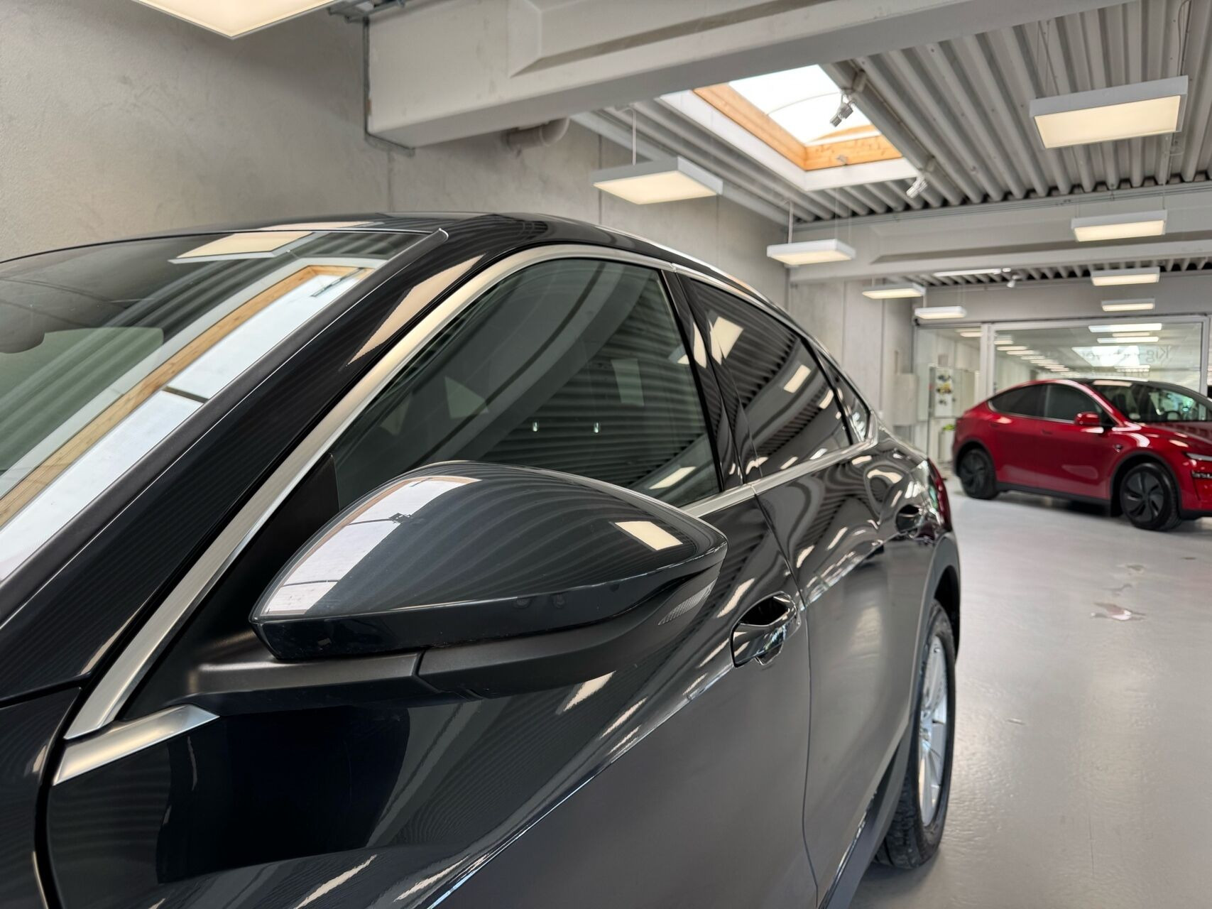 Grå Audi e-tron fra 2022