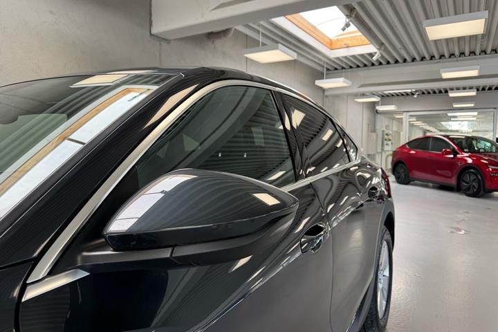 Grå Audi e-tron fra 2022