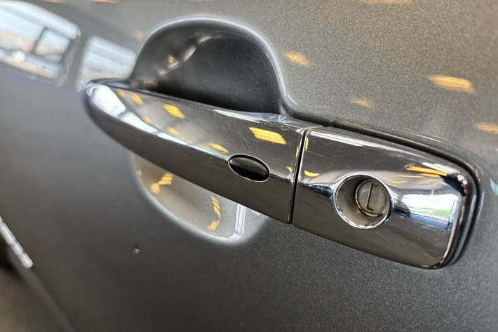 Grå Nissan Leaf fra 2020