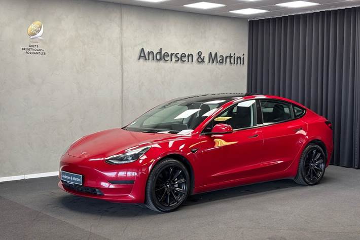 Rød Tesla Model 3 fra 2022