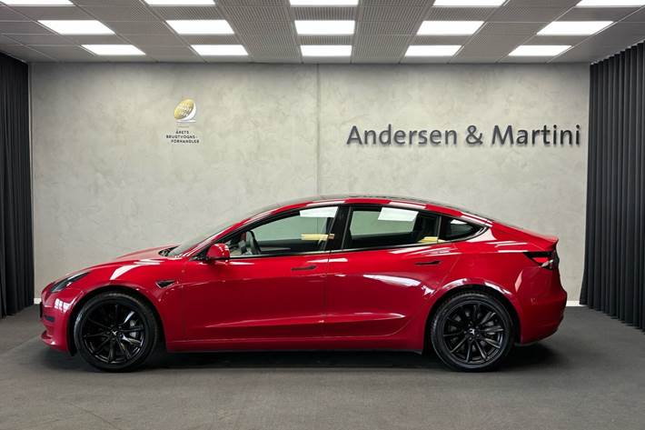 Rød Tesla Model 3 fra 2022