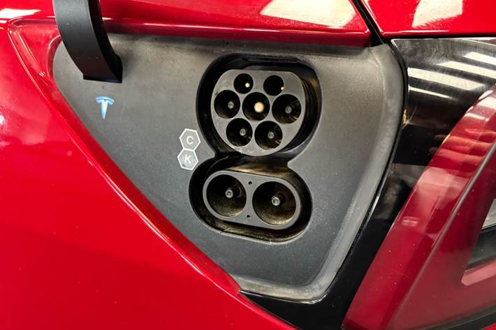 Rød Tesla Model 3 fra 2022