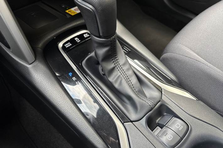 Hvid Toyota Corolla Cross fra 2023