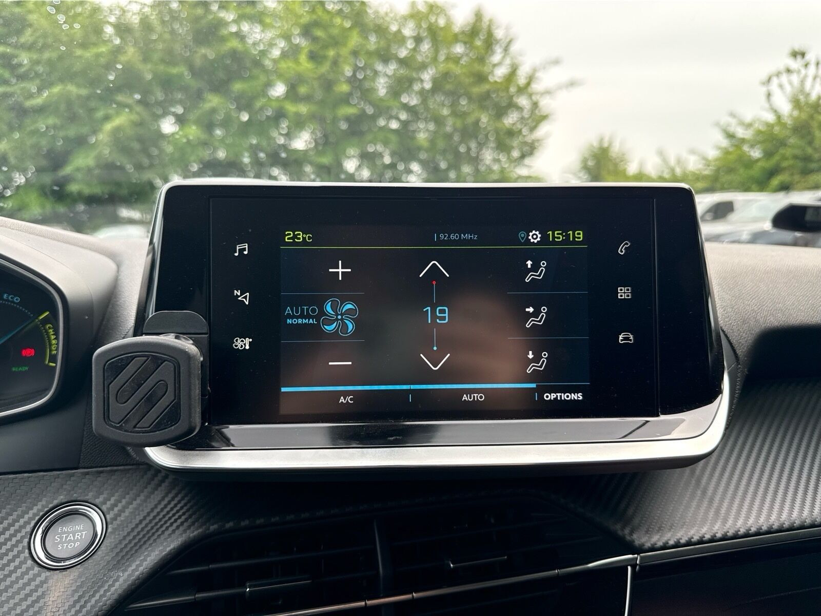 Hvid Peugeot e-208 fra 2021