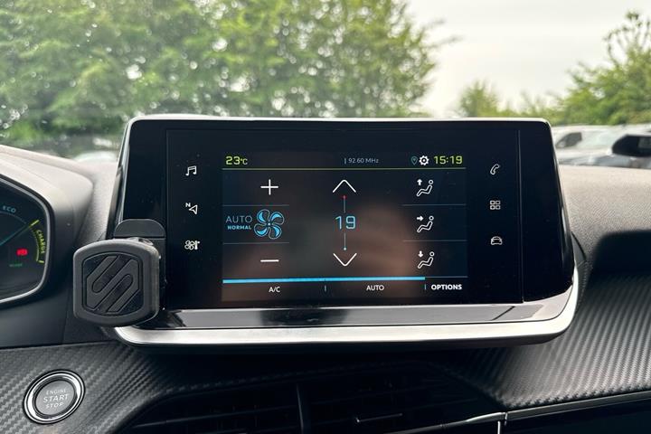 Hvid Peugeot e-208 fra 2021