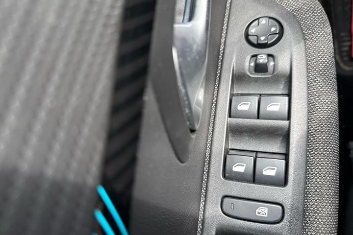 Hvid Peugeot e-208 fra 2021