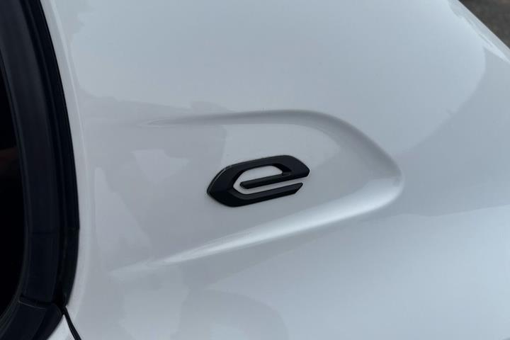 Hvid Peugeot e-208 fra 2021