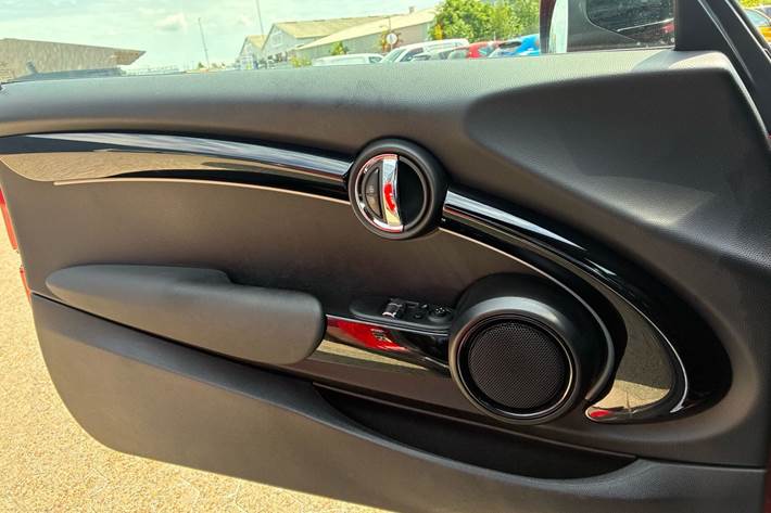 Rød Mini Cooper fra 2023
