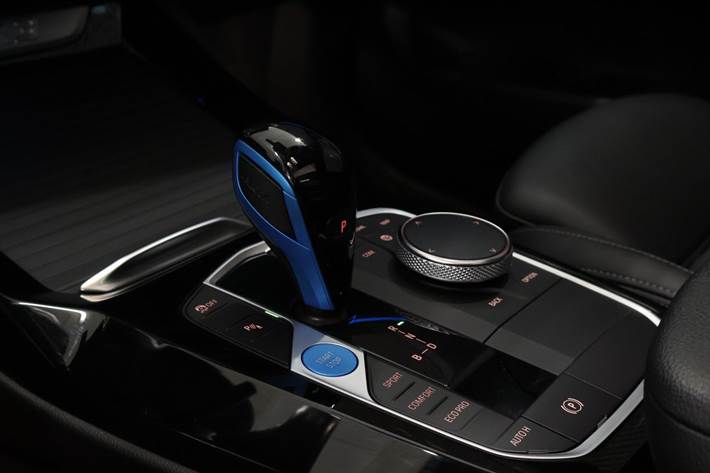 Blå BMW iX3 fra 2022