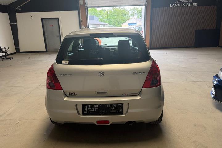 Sølv Suzuki Swift fra 2010