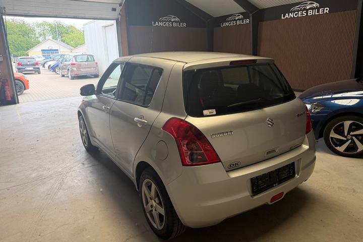 Sølv Suzuki Swift fra 2010