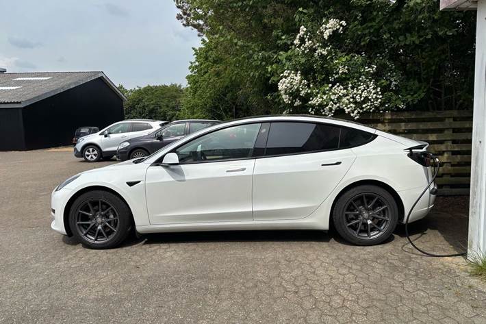 Hvid Tesla Model 3 fra 2021