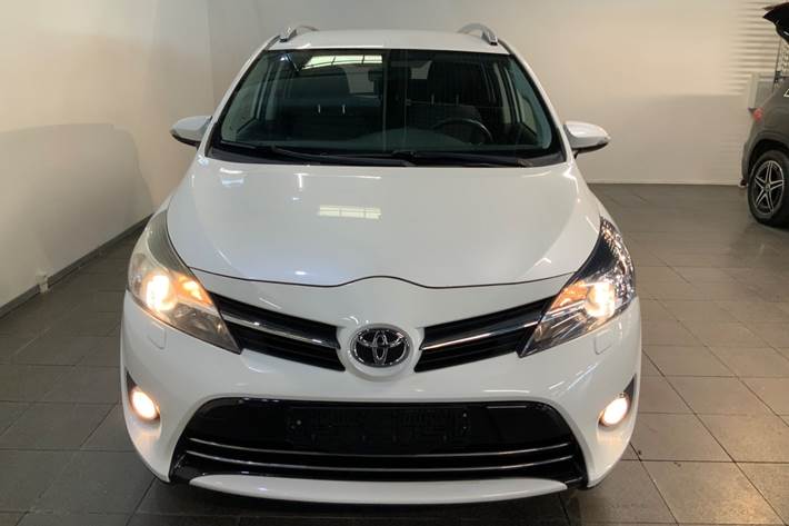 Hvid Toyota Verso fra 2013