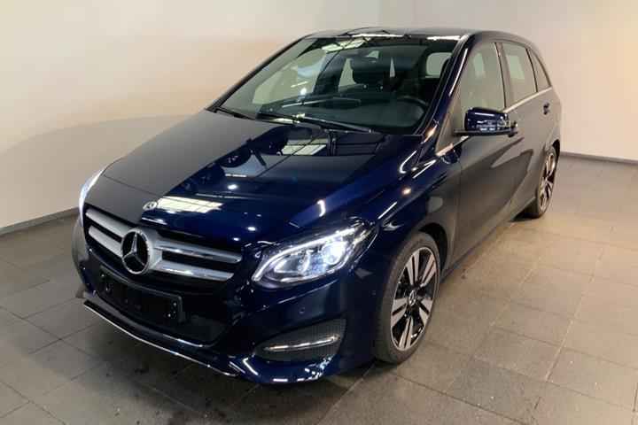 Blå Mercedes B180 d fra 2017 set udefra