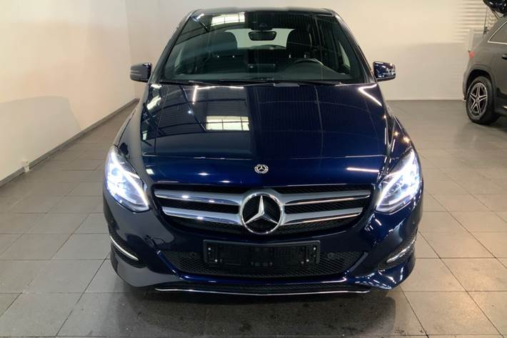 Blå Mercedes B180 d fra 2017